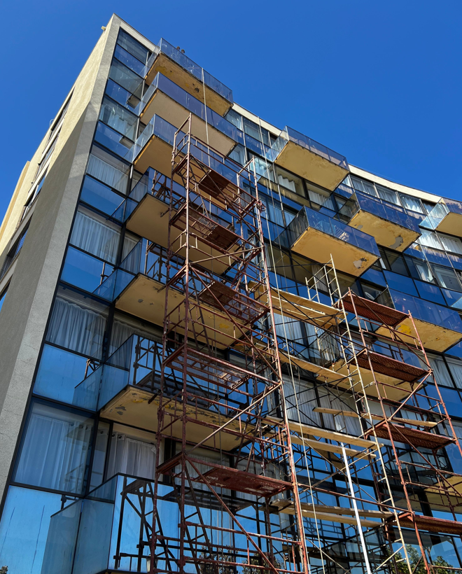 Andamios modulares instalados en edificio